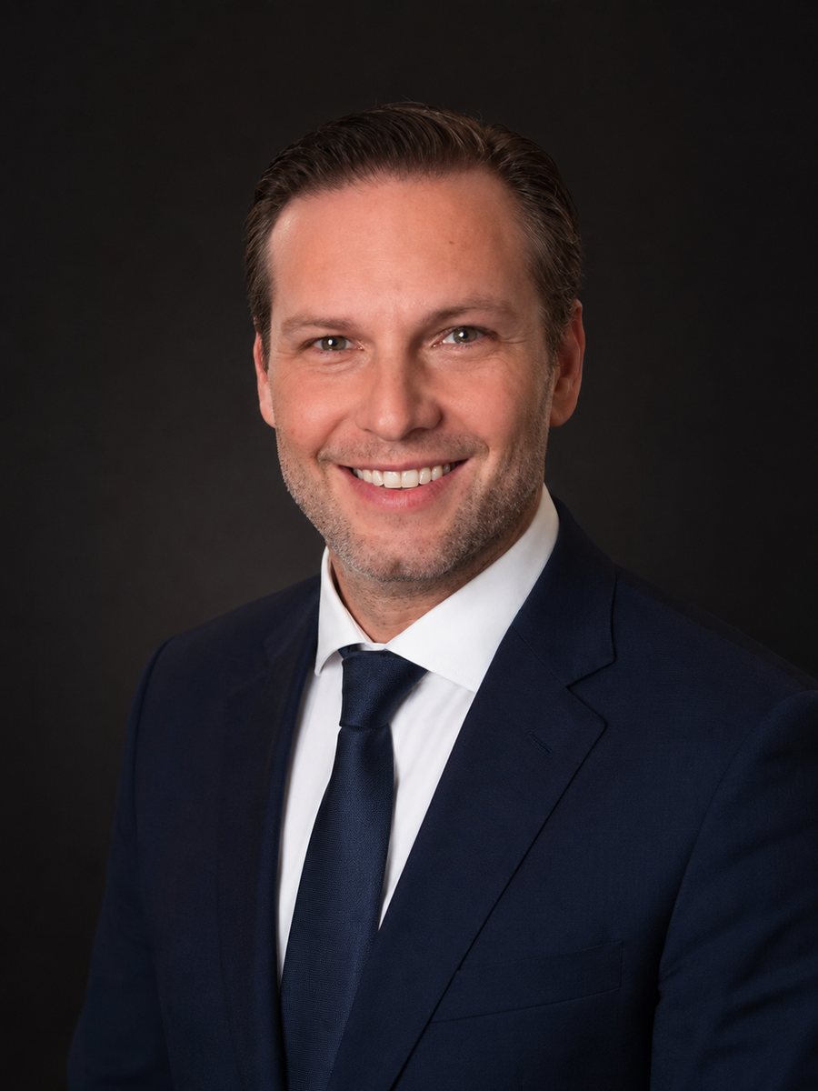 Portrait of Deyvis Bebicaci, founder of Synergy Consulting